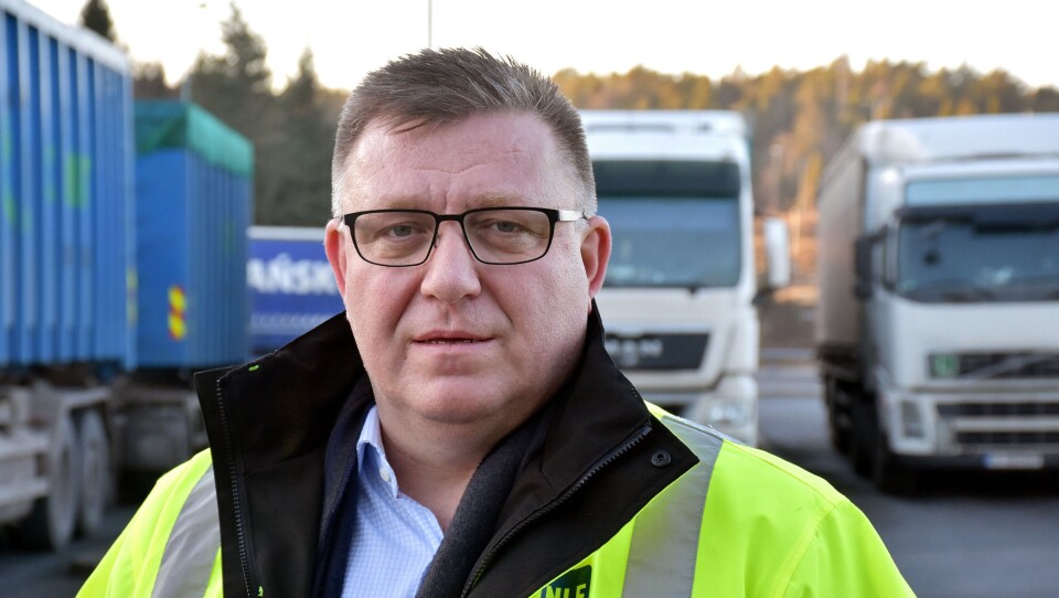 Geir A. Mo, adm. direktør i Norges Lastebileier-Forbund (NLF): - For oss er det transport som gjelder, og at våre medlemmer leverer de beste transportløsningene, noe som i de aller, aller fleste tilfeller involverer en lastebil. Men vi har også medlemsbedrifter som bruker varebiler, tog, fly og båt, sier «lastebilgeneralen» som også understreker at NLF arbeider beinhardt for å sikre gode vilkår for transportnæringen. – Vi skal levere konkurransedyktige norske transporttjenester i en tid med et sterkt økende transportbehov og en stadig sterkere internasjonal konkurranse, understreker Mo. Geir A. Mo, adm. direktør i Norges Lastebileier-Forbund (NLF): - For oss er det transport som gjelder, og at våre medlemmer leverer de beste transportløsningene, noe som i de aller, aller fleste tilfeller involverer en lastebil. Men vi har også medlemsbedrifter som bruker varebiler, tog, fly og båt, sier «lastebilgeneralen» som også understreker at NLF arbeider beinhardt for å sikre gode vilkår for transportnæringen. – Vi skal levere konkurransedyktige norske transporttjenester i en tid med et sterkt økende transportbehov og en stadig sterkere internasjonal konkurranse, understreker Mo.