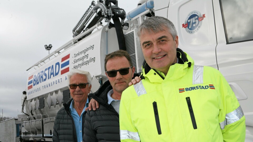 – Det kreves både fleksibilitet og omstillingsdyktighet for å finne nye veier, understreker daglig leder Tor Jacob Reitan (foran), markedssjef Karl Peder Bjerve og Sverre Myrvold, daglig leder gjennom 30 år. Foto: Per Dagfinn Wolden