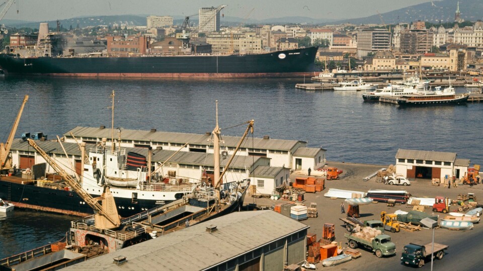 MIDT I OSLO: Havne-Norge har definitivt endret seg i løpet av hundre år. Kjøpesenteret Aker Brygge var ikke engang påtenkt da «Esso Antwerp» la til kai på Akers Mek. da dette bildet ble tatt fra Akershus festning i 1968. Først i 1982 la verkstedet ned og en helt annen type shopping kunne ta til i Pipervika.