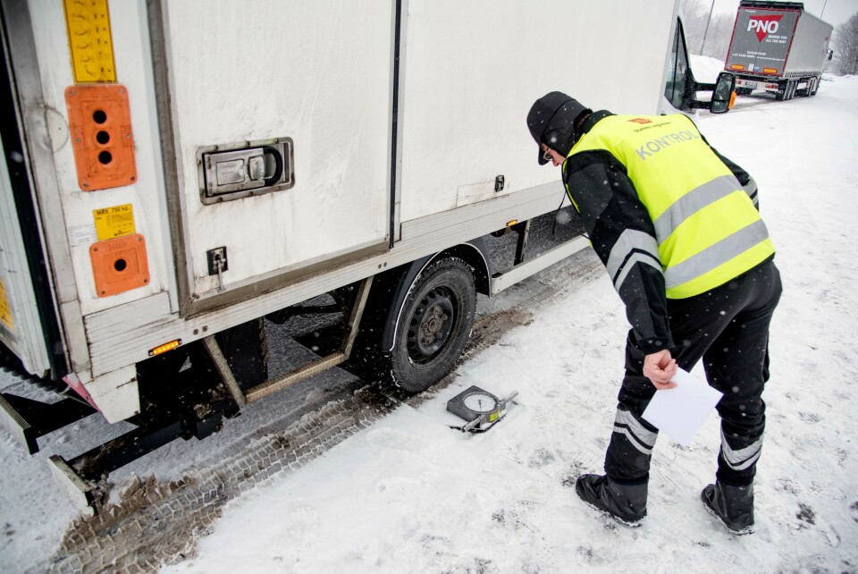 VEKTER: Statens vegvesen har fått endret sine retningslinjer. Nå skal alle varebiler med mer enn 500 kg overlast politianmeldes.