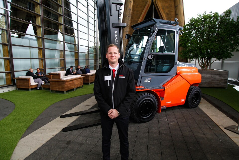 Hans Kristian Rønning er norsk representant på Toyota-standen under CeMAT i Hannover denne uken. Hans Kristian Rønning er norsk representant på Toyota-standen under CeMAT i Hannover denne uken.