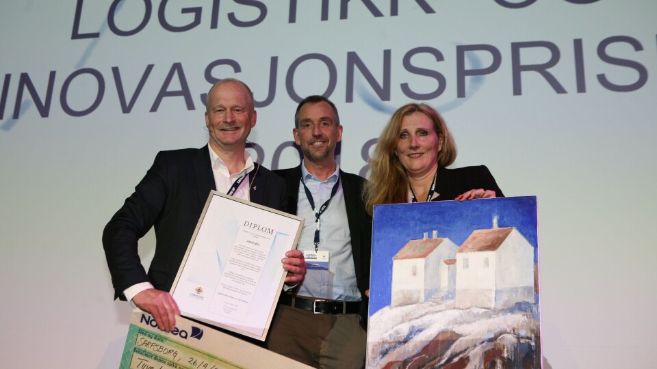 Askos transportsjef Gjermund Strømnes (t.v.) mottok årets Logistikk- og innovasjonspris av Logistikkforeningens prisjury, Per Møller og Christine Grønberg. Foto: Per Dagfinn Wolden