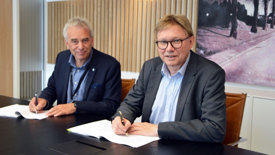 Avtalen om å bygge ligninlager på Øraterminalen i Fredrikstad underskrives. Havnedirektør i Borg Havn IKS Tore Lundestad (t.v.) og administrerende direktør Per A. Sørlie fra Borregaard.