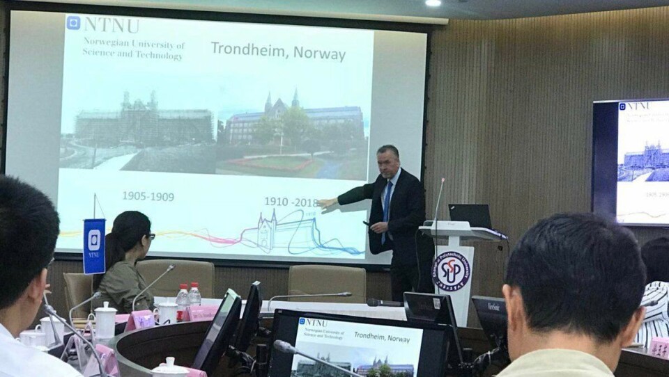 Logistikkprofessor Ola Strandhagen ved NTNU er i Shanghai i anledning et State-of-the-art logistikklaboratorium for bachelor- og masterstudenter.