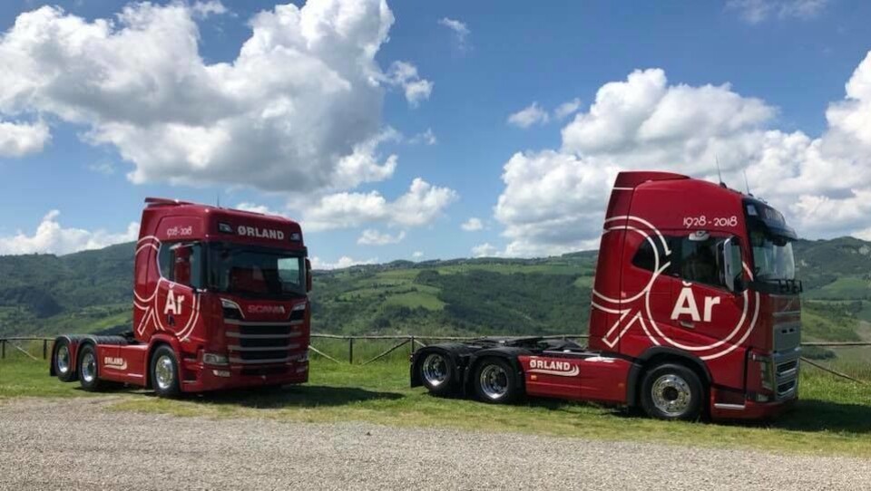 To biler, en Volvo FH 650 og en Scania R 650, sto klare med spesialdesignet jubileums-dekor da Ørland Transports jubileumsfølge besøkte Italia i pinsehelgen.