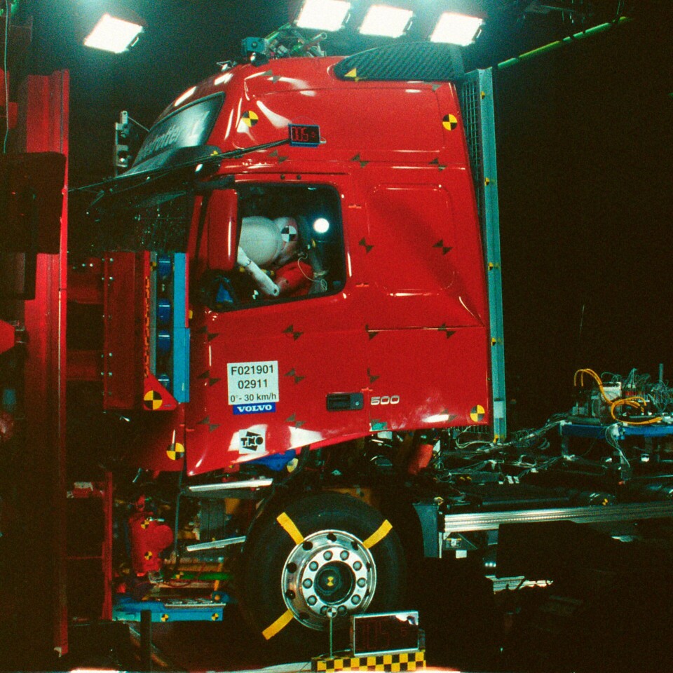 I 1995 ble Volvo den første produsenten av tunge lastebiler i verden som innførte kollisjonsputer på førersiden.