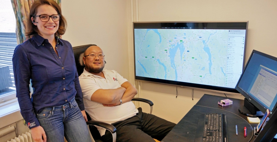 Kenneth Olsen og Sonja Tvedt i AEX Transport har full oversikt over sine biler etter at de inngikk avtale med Track Norge. I stedet for en lang rekke telefonsamtaler, holder det nå med et raskt blikk på skjermen bak.
