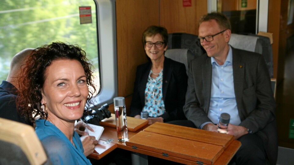 – Dette er bare fantastisk, sier Iveland-ordfører Gro Anita Mykjåland (Sp). For ett år siden åpnet hun sidesporet for transport av Voss-vannet med elektrisk tog i stedet for dieseldrevne vogntog til utskipningshavn i Kristiansand. Foto: Per Dagfinn Wolden