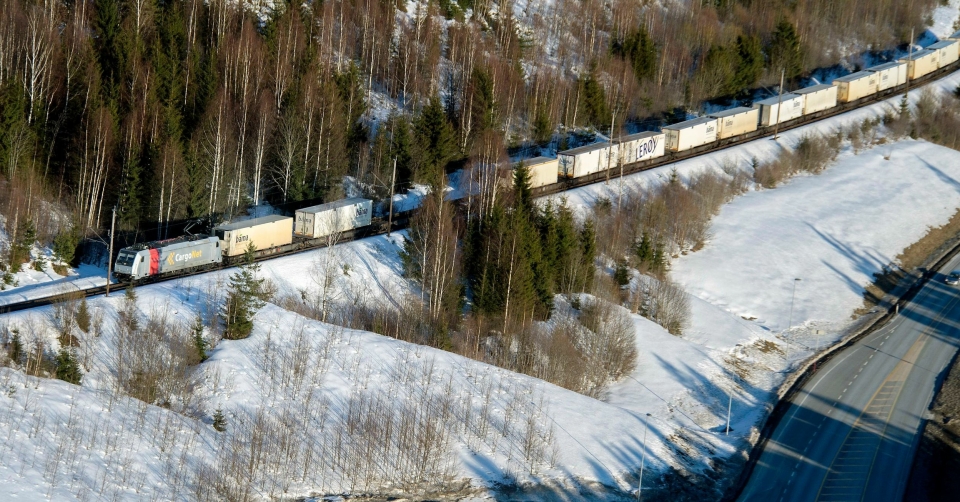 Rett ved veien, ligger jernbanesporet ofte ubrukt. Her et sjeldent tilfelle av det motsatte, da BAMA Logistikk sendte et eget tog med varer til Bergen i påsken.