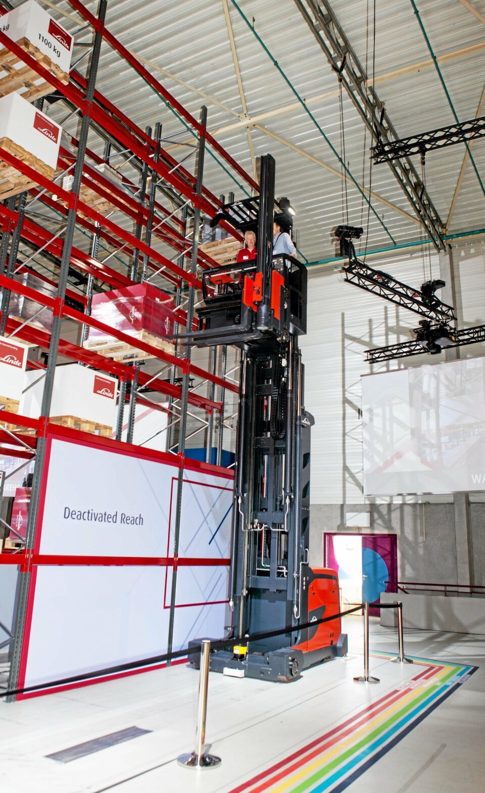 SVAIER: Ujevnt gulv kan få høytløftende smalgangstrucker til å svaie. Med Lindes nye system Active Stability Control, forsvinner dette problemet. Her prøver Lindes ekspert å skremme undertegnede med litt bevegelser i høyden.