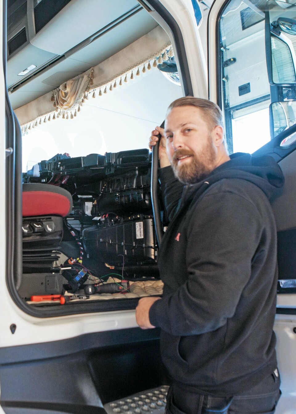 FÅR JOBBEN GJORT: Teknisk ansvarlig hos Alås, Jon Bjune, er klar til å montere alkolås i Vlantanas Volvo FH. Jobben tar et par timer.