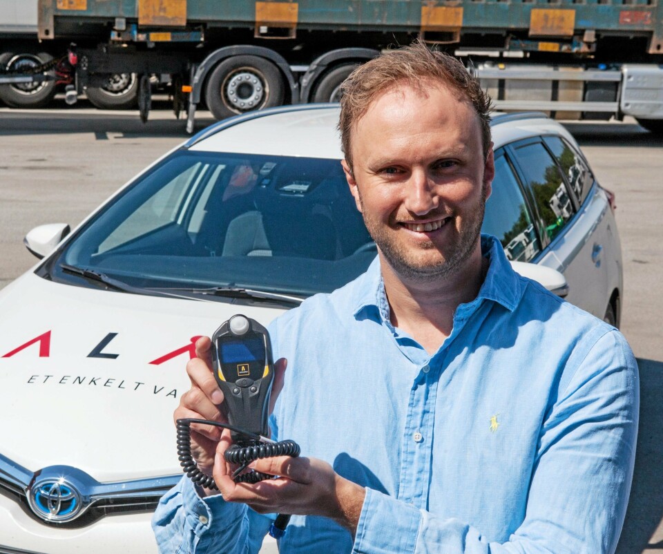 ENKELT: Alkolåsen fra Autowatch består av en håndholdt enhet og et utskiftbart munnstykke. - Dette er noe som kommer, sier Poul Erik Hoffmann hos Alås .