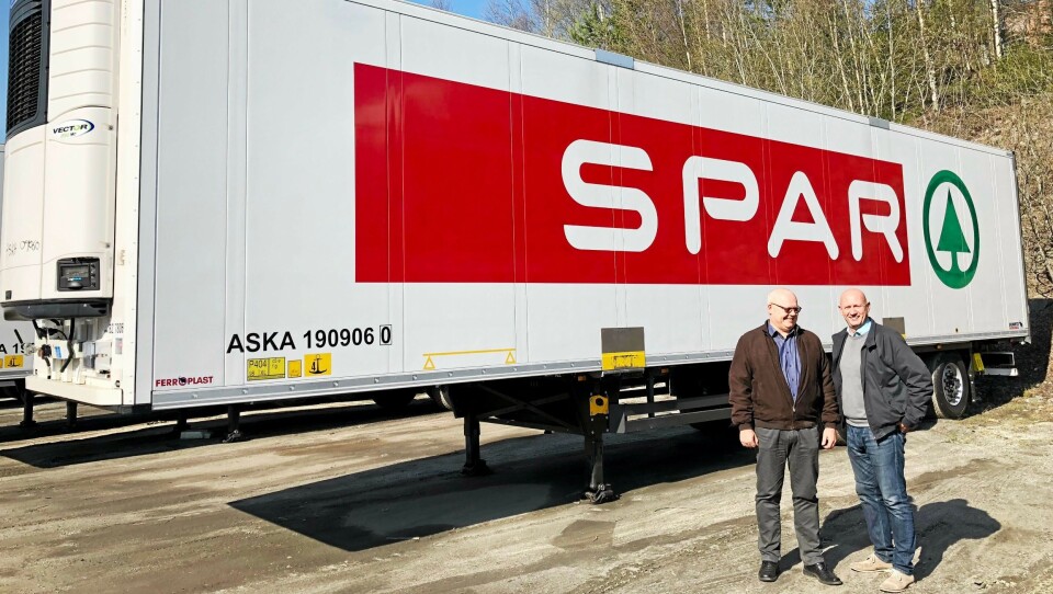 Rune Myhrer, Trafikksjef ASKO Transport AS og Dag Aastorp, salgssjef TIP Trailer Services Norge med den 84. traileren som er levert.