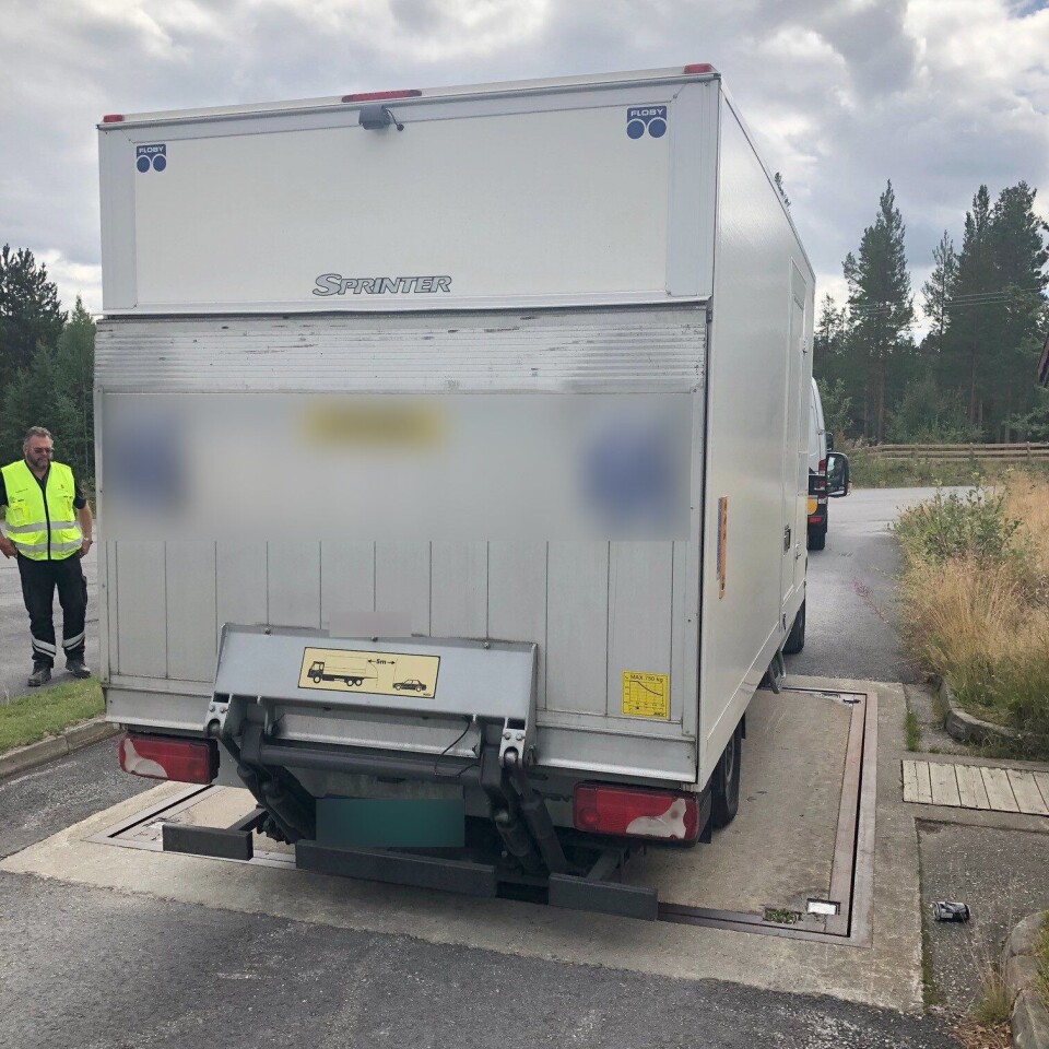 Sjåføren på den altfor tunge varebilen ble anmeldt for den trafikkfarlige kjøringen. Sjåføren på den altfor tunge varebilen ble anmeldt for den trafikkfarlige kjøringen.