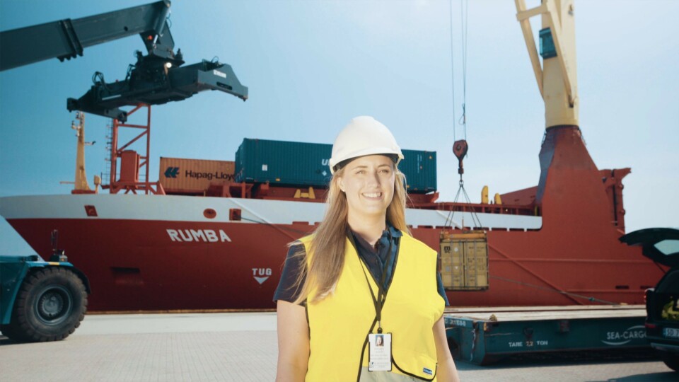 Sales Manager Bente Hetland i NCL viser stolt fram containerskipet Rumba som anløper Karmsund Havn.