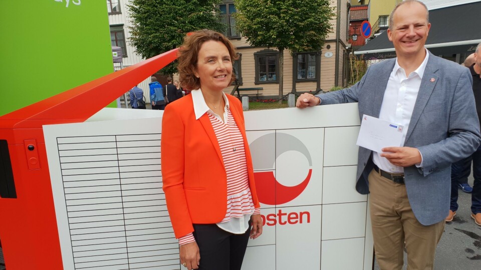 Konsernsjef Tone Wille i Posten skrev den historiske brevet som samferdselsminister Ketil Solvik-Olsen kunne hente ut fra verdens første selvgående brev -og pakkerobot.