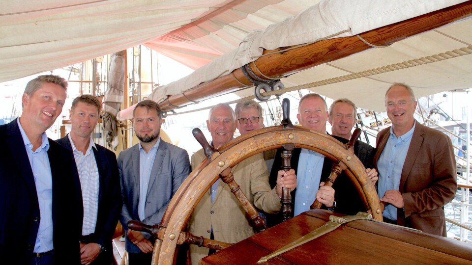 Samhandling og engasjement er det som trekkes fram som hovedårsak til at den nye transportavtalen mellom aktørene i Drammen og Ranheim ble inngått og kunne presenteres på fullriggeren Sørlandet under Arendalsuka. Fra venstre: Ivar Vannebo (Drammen havn), Jarle Gjermundsen Aakredalen (Unifeeder), Trond Ole Winther (Ranheim Paper & Board), Johan Baumann (Drammen havn), Rolf Aarland (Logistica), Olav Skålvik (Greencarrier), Kjell Owrehagen (Green Cargo) og Einar Olsen (Drammen havn). Foto: Drammen havn