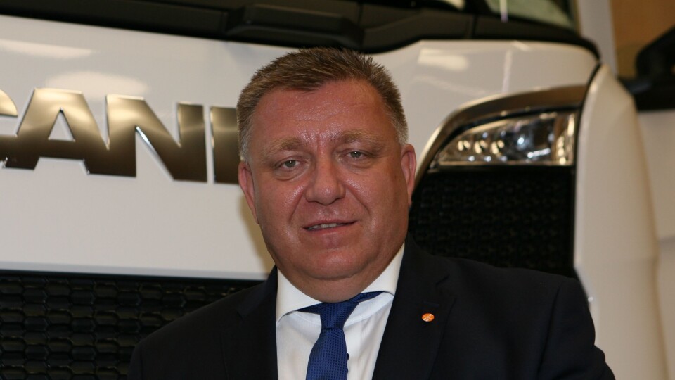 Geir A. Mo, adm. direktør i Norges Lastebileier-Forbund (NLF): - For oss er det transport som gjelder, og at våre medlemmer leverer de beste transportløsningene, noe som i de aller, aller fleste tilfeller involverer en lastebil. Men vi har også medlemsbedrifter som bruker varebiler, tog, fly og båt, sier «lastebilgeneralen» som også understreker at NLF arbeider beinhardt for å sikre gode vilkår for transportnæringen. – Vi skal levere konkurransedyktige norske transporttjenester i en tid med et sterkt økende transportbehov og en stadig sterkere internasjonal konkurranse, understreker Mo. Foto: Per Dagfinn Wolden Geir A. Mo, adm. direktør i Norges Lastebileier-Forbund (NLF): - For oss er det transport som gjelder, og at våre medlemmer leverer de beste transportløsningene, noe som i de aller, aller fleste tilfeller involverer en lastebil. Men vi har også medlemsbedrifter som bruker varebiler, tog, fly og båt, sier «lastebilgeneralen» som også understreker at NLF arbeider beinhardt for å sikre gode vilkår for transportnæringen. – Vi skal levere konkurransedyktige norske transporttjenester i en tid med et sterkt økende transportbehov og en stadig sterkere internasjonal konkurranse, understreker Mo. Foto: Per Dagfinn Wolden