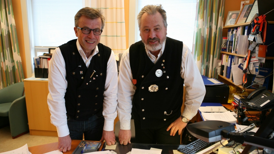 Havnedirektør Rune Arnøy og forretningsutvikler Ragnar Krogstad med den signerte avtalen. Foto: Per Dagfinn Wolden