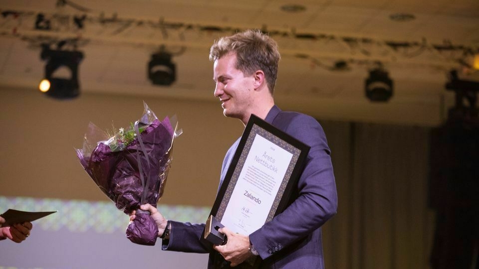 David Hejgaard fra Zalando mottok prisen for Årets nettbutikk. Foto: Jonas Mathiassen
