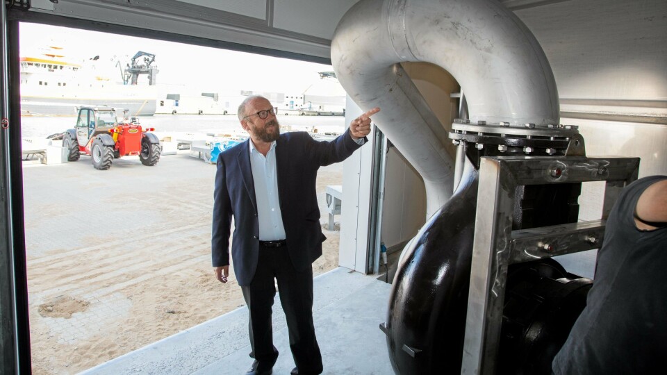 RETT INN: Fisken pumpes inn i anlegget fra slakteskipet, forklarer Carl-Erik Arnesen, om Hav Lines prosjekt, som nå får støtte.