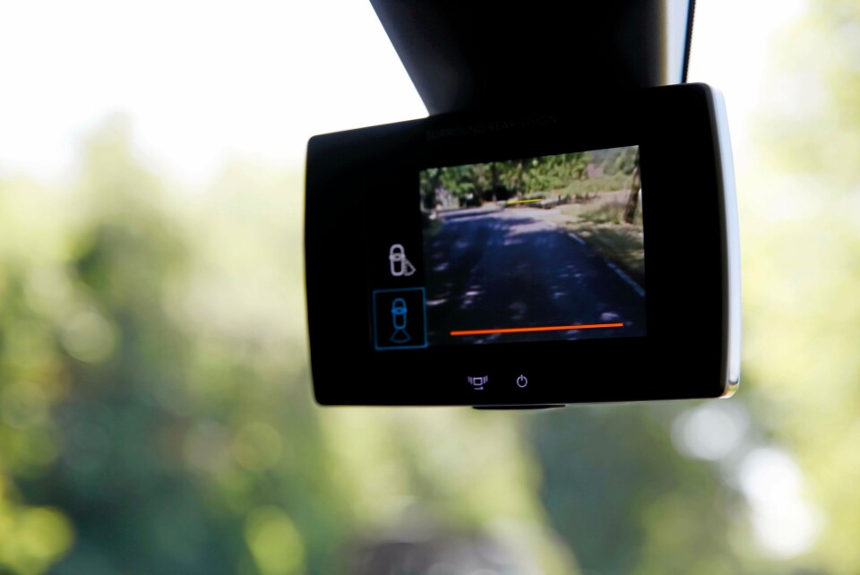Sladrespeilet er erstattet av en elektronisk versjon. Dersom du ikke synes det er nødvendig å filme hva som skjer bak bilen er det bare å slå det av.