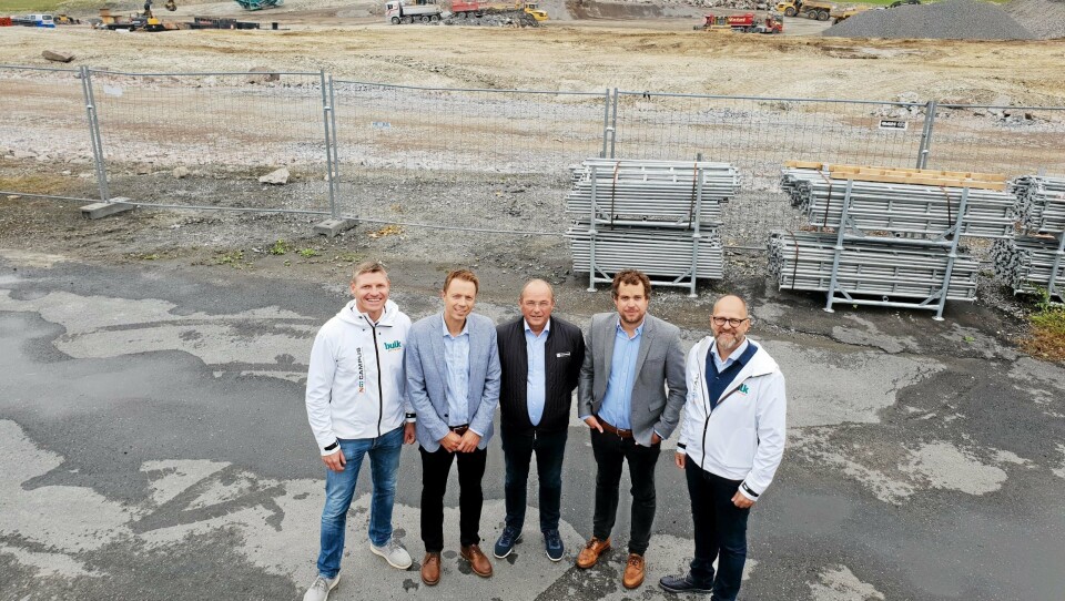 DISSE FLYTTER INN: Fra venstre Dag T. Klem, Bulk Infrastructure, Morten Andersen, adm. dir. i Alimenta, Magne Høyland adm. dir. i Hydroscand, Andreas Corwin, Hesselberg og Peder Nærbø, Bulk Infrastructure.