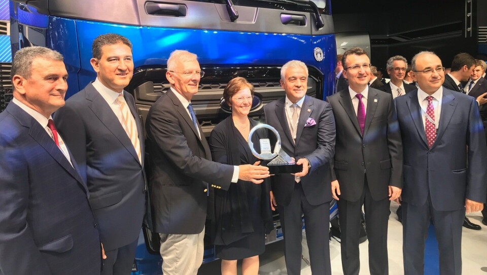 Juryformann  Gianenrico Griffini (nr. tre fra venstre) delte ut prisen International Truck of The Year til representanter for Ford Otosan. Nummer fire fra venstre er nestleder i Ford Otosan, Lisa Tresigne-King. Nummer fem fra venstre er leder i Ford Otosan, Haydar Yenigun