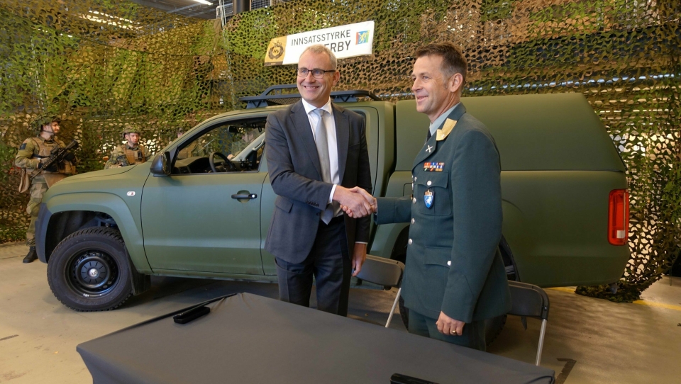 HANDSHAKE FOR PEACE: Håkon Wirak, direktør for Volkswagen Nyttekjøretøy, har solgt minst 360 VW Amarok til Heimevernet og brigader Morten Eggen.