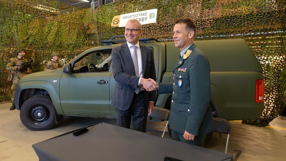 HANDSHAKE FOR PEACE: Håkon Wirak, direktør for Volkswagen Nyttekjøretøy, har solgt minst 360 VW Amarok til Heimevernet og brigader Morten Eggen. HANDSHAKE FOR PEACE: Håkon Wirak, direktør for Volkswagen Nyttekjøretøy, har solgt minst 360 VW Amarok til Heimevernet og brigader Morten Eggen.