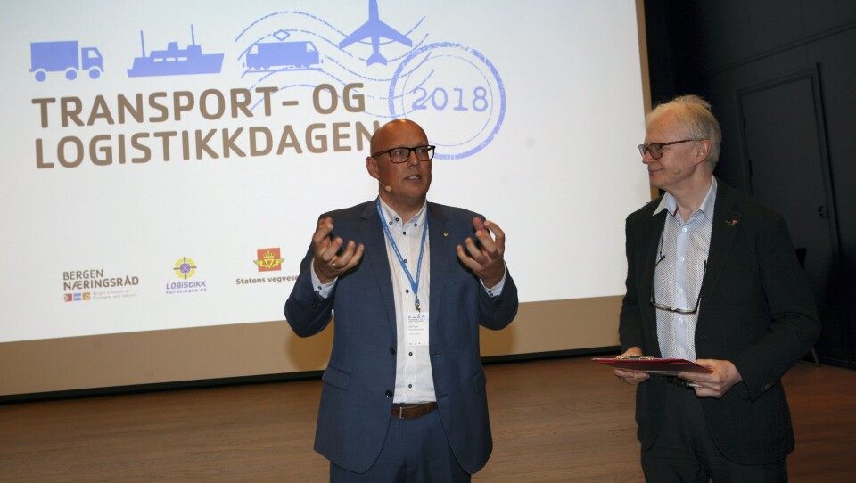 Kommunikasjonsdirektør Kristian Kaas Mortensen i Girteka Logistics innledet på Logistikk- og transportdagen i Bergen nylig. Her sammen med styremedlem Trond Erik Løwgren i Logistikkforeningen, Vestlandet. Foto: Per Dagfinn Wolden