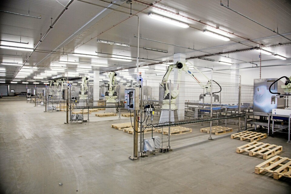 ROBOTER: Pallebyggingen er automatisert med seks roboter.
