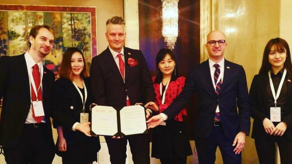 Etter to års intens jobbing er kontrakten i havn og historiens første direktefly mellom Norge og Kina et faktum, kan Avinors fraktsjef Martin Langaas (nr. 3 f.v.) konstatere. Avtalen om flyruten ble signert tirsdag i Beijing under en seremoni i forbindelse med det norske statsbesøket i Kina. Etter to års intens jobbing er kontrakten i havn og historiens første direktefly mellom Norge og Kina et faktum, kan Avinors fraktsjef Martin Langaas (nr. 3 f.v.) konstatere. Avtalen om flyruten ble signert tirsdag i Beijing under en seremoni i forbindelse med det norske statsbesøket i Kina.