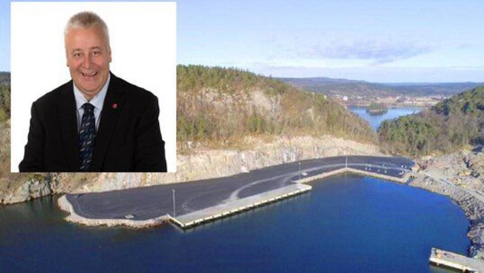 Landbruks- og matminister Bård Hoksrud (Frp) åpnet torsdag nye Strømsvika Tømmerhavn. Landbruks- og matminister Bård Hoksrud (Frp) åpnet torsdag nye Strømsvika Tømmerhavn.
