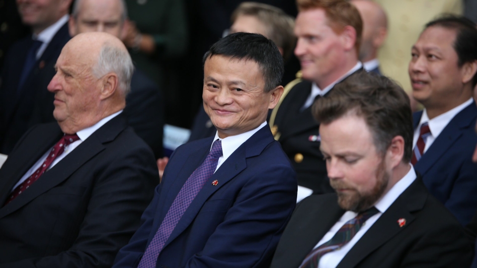 Jack Ma er toppsjefen i Alibaba Group og er Asias svar på Amazons Jeff Bezos. Nå skal selskapet hans selge norsk laks til det kinesiske markedet. Her mellom kong Harald og næringsminister Torbjørn Røe Isaksen.