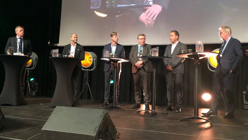 Transport & Logistikk på Gardermoen ble avsluttet med en debatt, der statssekretær i Klima- og miljødepartementet, Atle Hamer (nummer fire fra venstre) møtte Schenkers Knut Eriksmoen, DHL Express' Terje Aarbog, Posten/Brings Per Öhagen, PostNords Robin Olsen og Dag Åge Bore fra Kuehne+Nagel. Hamer kunne ikke komme med noen lovnader om å redde godstogbransjen.