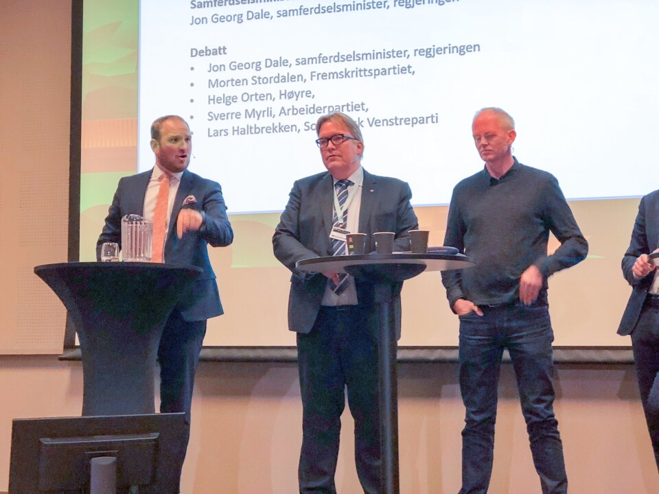 Samferdselsminister Jon Georg Dale (til venstre) kom ikke med noen lovnader om redningsbøyer for gods på bane. Her i debatt med Aps Sverre Myrli og SVs Lars Haltbrekken på Gardermoen.