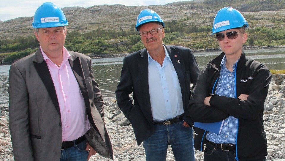 Styreleder i Nord-Trøndelag Havn Røvik IKS gjennom 26 år, Oddvar Bakke, flankert av regiondirektør Harald Tronstad i Kystverket (til venstre) og daværende statssekretær Reynir Johannesson i Samferdselsdepartementet under en befaring på Kråkøya kysthavn sommeren 2016. Foto: Torkil Marsdal Hanssen