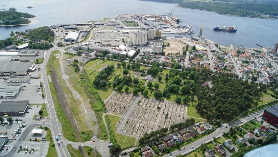 Sika-tomta er arealet som på dette bildet ligger brakk til venstre for gravlunden. Sika-tomta er arealet som på dette bildet ligger brakk til venstre for gravlunden.