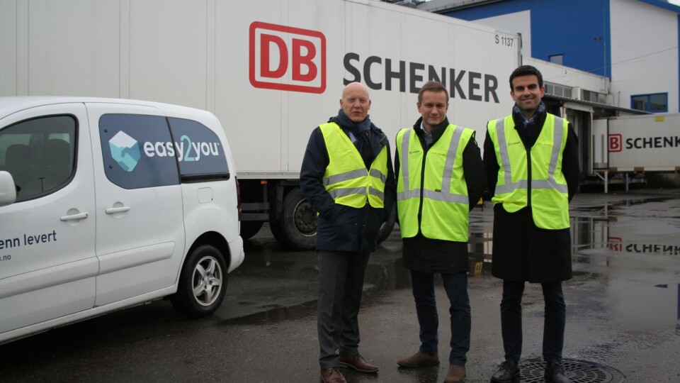Nettkunder over hele Norge får nå muligheten til å velge tidspunktet for levering av varer på døren, gjennom et nytt samarbeid mellom Easy2You og Schenker. (Fv) Per Anders Kartnes, prosjektdirektør Schenker AS, Espen Slyngstad, Adm.dir Easy2You og Vanja Delalic, Direktør Direktør e-handel/post i Easy2You. Nettkunder over hele Norge får nå muligheten til å velge tidspunktet for levering av varer på døren, gjennom et nytt samarbeid mellom Easy2You og Schenker. (Fv) Per Anders Kartnes, prosjektdirektør Schenker AS, Espen Slyngstad, Adm.dir Easy2You og Vanja Delalic, Direktør Direktør e-handel/post i Easy2You.