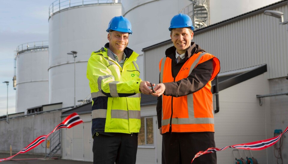 Daglig leder Thorbjørn Larsson i Air BP Nordics og direktør Aslak Sverdrup i Avinor, markerte åpningen av den oppgraderte terminalen under en seremoni mandag.