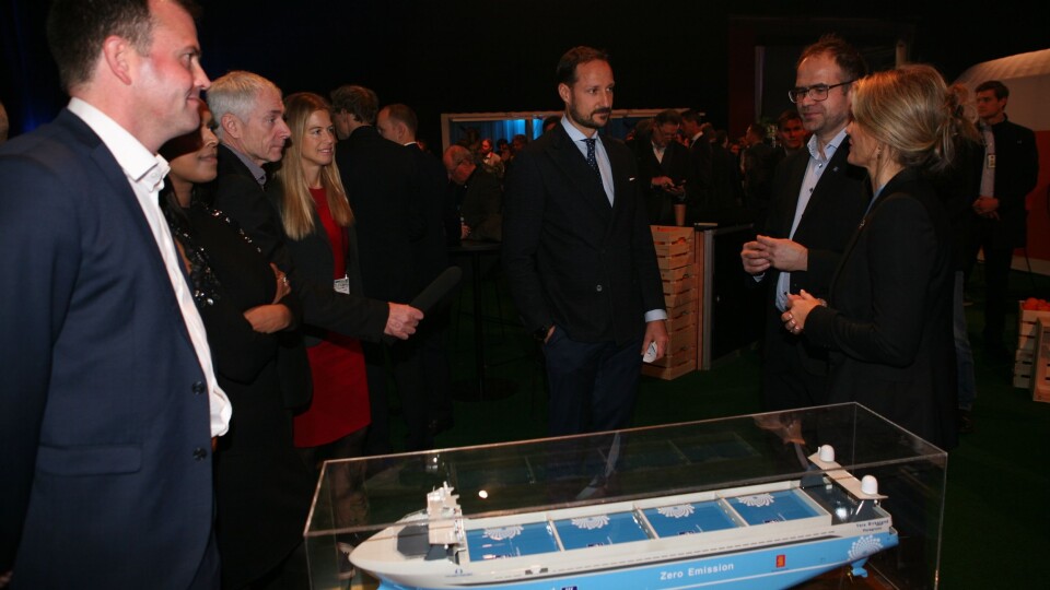 Daglig leder Marius Holm i miljøstiftelsen Zero (t.v.) kunne med interesse følge samtalen mellom kronprins Haakon og Yara Birkelands Bjørn Tore Orvik og Kristin Nordal. Foto: Per Dagfinn Wolden