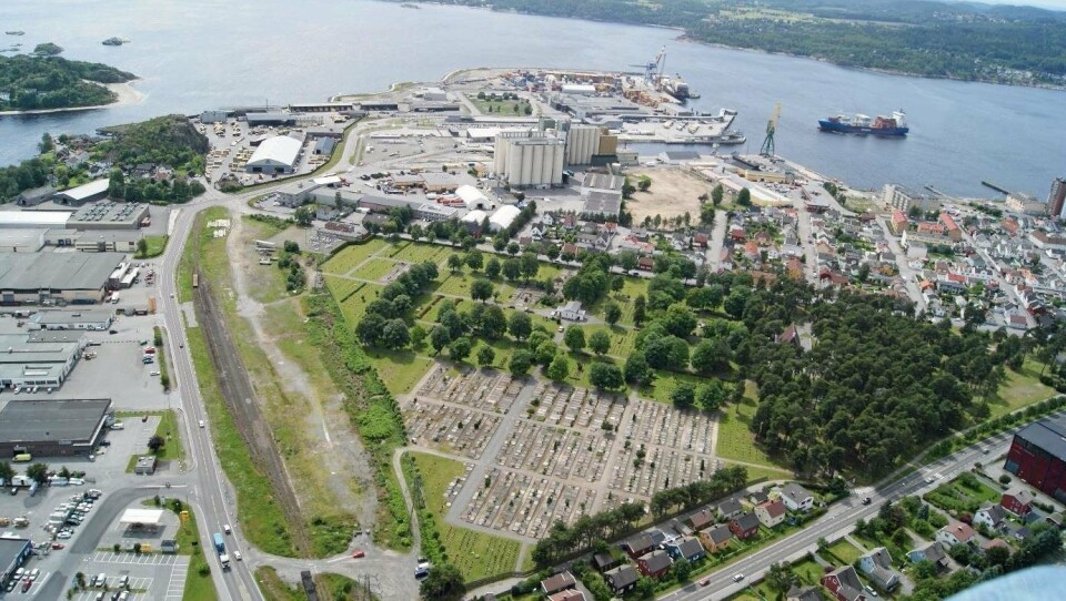 Sika-tomta er arealet som på dette bildet ligger brakk til venstre for gravlunden. Sika-tomta er arealet som på dette bildet ligger brakk til venstre for gravlunden.