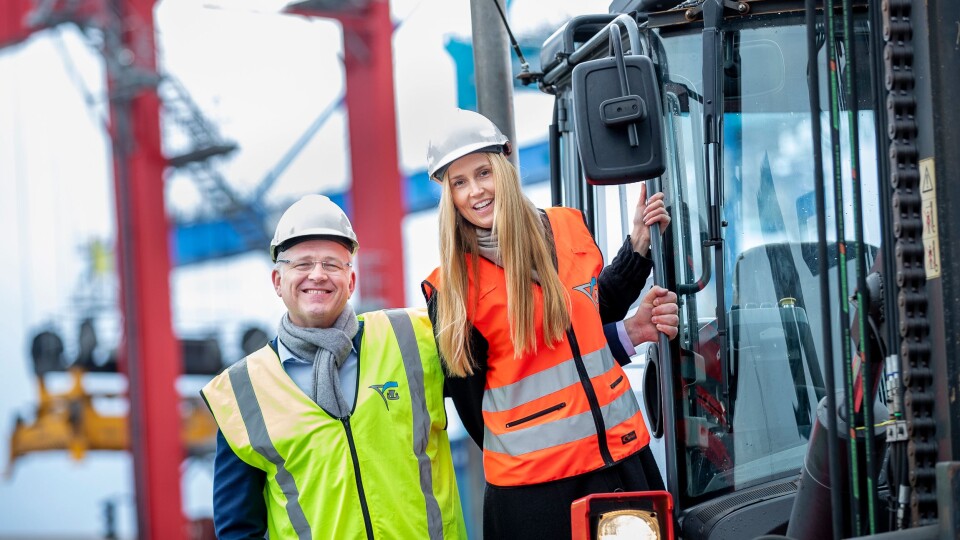 Styreleder Roger Schjerva i Oslo Havn KF og markedssjef i Yilport Maiken Solemdal mener miljøtilskuddet fra Oslo Havn er viktig for å nå målet om en utslippsfri containerterminal. Styreleder Roger Schjerva i Oslo Havn KF og markedssjef i Yilport Maiken Solemdal mener miljøtilskuddet fra Oslo Havn er viktig for å nå målet om en utslippsfri containerterminal.