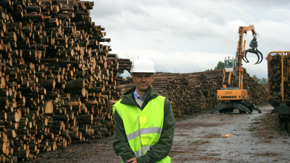 - Elektrisk kraft er fremtiden og diesel fortiden, sier daglig leder Thomas Rotherud i Viken Logistikk, her ved Follum tømmerterminal. (Foto: Viken Skog)