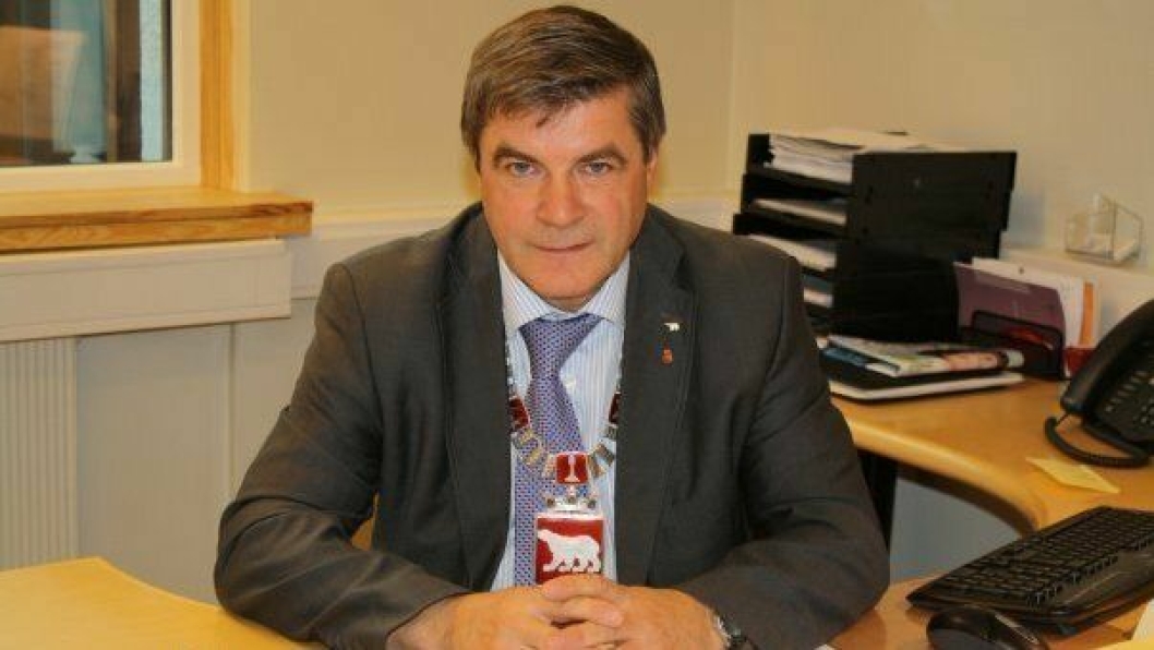Hammerfest-ordfører Alf E. Jakobsen har innbyggerne i ryggen når han og flertallet i kommunestyret går inn for bompengefinansiering.