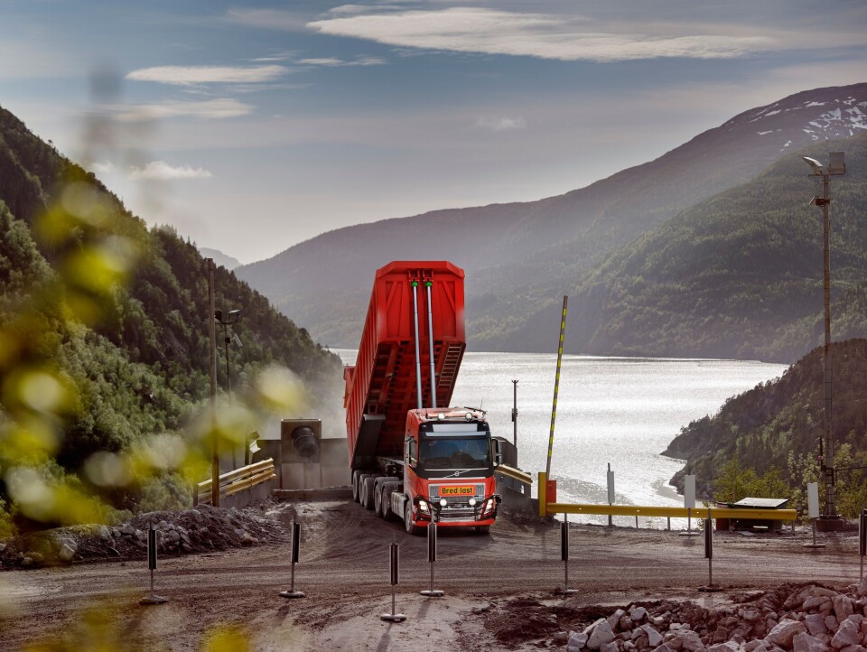 Seks førerløse Volvo FH16 -lastebiler skal transportere kalkstein på en fem kilometer lang strekning gjennom tunneler mellom gruven til Brønnøy Kalk og knuseren.