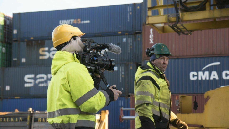 2. april er premieren på TV-serien «Havna». Her ser du en kameramann fra ITV Studios Norway som filmer havnearbeider Asbjørn Bratthagen på jobb i Larvik havn. Foto: ITV Studios Norway.