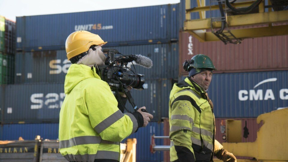 En kameramann fra ITV Studios Norway filmer her havnearbeider Asbjørn Bratthagen på jobb iLarvik havn. Foto: ITV Studios Norway. En kameramann fra ITV Studios Norway filmer her havnearbeider Asbjørn Bratthagen på jobb iLarvik havn. Foto: ITV Studios Norway.
