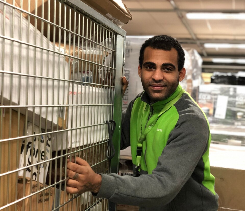 Produksjonsmedarbeider Sager Bak Alrayani er en av 1300 medarbeidere på Logistikksenter Oslo som sørger for at pakkene kommer frem.